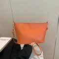 Bolso tipo cubo minimalista naranja con patrón de lichi y correa ajustable con herrajes - Naranja