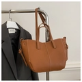 Dettaglio della borsa tote in pelle marrone con cuciture bianche e manico a nodo - Marrone