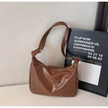Καφέ vintage τσάντα hobo από συνθετικό δέρμα με χρυσά στοιχεία και φαρδύ λουράκι - Καφέ