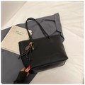 Dettaglio borsa tote in pelle martellata nera con ciondoli alla moda e grande capienza - Con Ciondolo / Nero