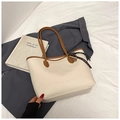 Dettaglio della borsa tote in pelle color crema con spalline marroni e ciondolo - Con Ciondolo / Bianco Sporco