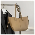 Dettaglio della borsa tote in pelle PU kaki con cuciture bianche a contrasto e nodi laterali - Cachi