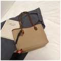 Dettaglio borsa tote beige con grana litchi, cinturini marroni e nappa intrecciata - Con Ciondolo / Cachi