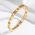 Bracelet jonc en acier titane doré poli avec chiffres romains ajourés et fermoir - Style Ajouré Chiffres Romains / Doré