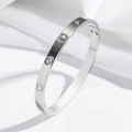 Polierter Edelstahl-Herzarmreif mit weißen Schmucksteinen auf Seidenhintergrund - Herz Kleeblatt Armreif Ring Set (TT0049)