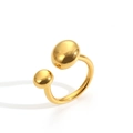 Elegante anillo abierto de acero inoxidable dorado con dos cuentas esféricas en fondo blanco - Estilo de Doble Esfera / Dorado