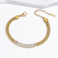 Goldenes Gliederketten-Armband aus Edelstahl mit Zirkonia-Steinen auf weißer Seide - Zirkon Edelstahl Geflochtenes Armband