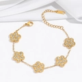 Detailopname van de gouden armband met bloemhangers van zirkoon en verstelbare sluiting - Witte vijfbladige bloemarmband (TT0015)