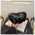 Détail du sac à main noir en forme de cœur avec boucle argentée et bandoulière chaîne - Noir