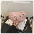 Détail du sac coeur rose en cuir PU avec boucles argentées et bandoulière chaîne - Rose