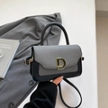 Borsa a mano in tela grigia con finiture in pelle nera e fibbia a D dorata su blazer grigio - Nero