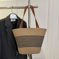 Gestreifte Stroh-Tragetasche in Beige mit schwarzen Streifen und braunem Schultergurt - Schwarz