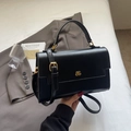 Borsa a tracolla nera strutturata con finiture dorate e manico superiore elegante - Nero