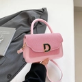Elegante borsa a tracolla rosa con patta intrecciata e fibbia dorata con logo D da donna - Rosa