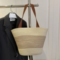 Große gestreifte Stroh-Schultertasche in Creme mit dunkelbraunen Mustern für den Strand - Beige