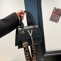 Borsa a tracolla in pelle nera con logo V dorato e ampia tracolla stampata colorata - Nero