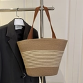 Gestreifte Stroh-Eimertasche in Khaki und Beige mit braunen Webschultergurten - Khaki