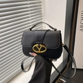 Elegante borsa in pelle nera con patta intrecciata e fibbia dorata portata a mano - Nero