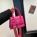 Magenta τσάντα με χρυσό κρεμαστό V και φαρδύ πολύχρωμο υφαντό λουράκι ώμου μόδας - Τριανταφυλλί