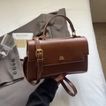 Borsa a tracolla vintage marrone scuro per cellulare con logo in metallo dorato - Marrone