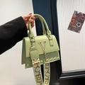 Sac bandoulière vert clair à la mode avec frange en V doré et sangle tissée - Vert