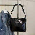 Glänzende schwarze Schultertasche aus Lackleder mit silberner Schleife und Knotengriff - Schwarz