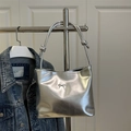 Minimalistische silberne Metallic-Umhängetasche mit Schleifenschnalle und Knotengurt - Silber