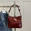 Dunkelrote Lackleder-Eimertasche mit silbernem Schleifendetail und geknotetem Riemen - Rot