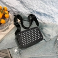 Borsa a tracolla rettangolare nera con borchie argentate e ampia tracolla in nylon - Nero