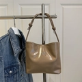 Hellbraune Beuteltasche mit silberner Metallschleife und modischem Knotenschultergurt - Khaki