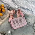 Borsa a tracolla rosa con strass e borchie argentate e tracolla larga regolabile - Rosa