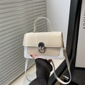 Elegante borsa a mano bicolore in pelle intrecciata con chiusura a rotazione in argento - Bianco