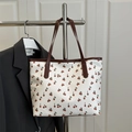 Borsa tote bianca con stampe ciliegia e manici marrone scuro da donna su supporto - Bianco
