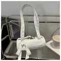 Dettaglio della borsa Boston bianca con fiocco decorativo e finiture metalliche argentate - Bianco