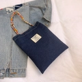 Bolso tote de mezclilla azul oscuro con asas trenzadas coloridas y etiqueta vintage amarilla - Denim Azul Oscuro (Estilo Grande B)