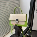 Borsa a tracolla verde e bianco crema con chiusura ad anello e dettagli intrecciati - Verde