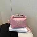 Rosafarbene Leder-Pillow-Tote-Bag mit goldenen Nieten-SM-Logo und abnehmbarem Schultergurt - Rosa