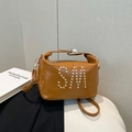 Braune Leder-Einkaufstasche mit goldener SM-Nietenverzierung und verstellbarem Gurt - Braun