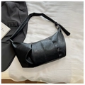 Primer plano de la textura de cuero negro suave con detalles plisados en bolso hobo - Negro