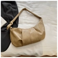 Primer plano de bolso hobo de cuero plisado caqui con detalle de nudo en la bandolera - Albaricoque