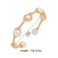 Bracciale rigido artigianale avvolto in filo dorato con perle barocche naturali e design minimal - Stile Perla d'Acqua Dolce Avvolta in Filo d'Oro (TS0392)