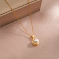 Elegante collana d'oro con pendente di perla bianca e dettagli orecchie di coniglio - Collana Grande Sacchetto Portafortuna (Perla)