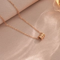 Elegante collar de oro rosa con colgante cilíndrico y finas texturas verticales - Oro rosa