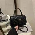 Borsa a tracolla trapuntata nera classica con fibbia in metallo e manico - Nero