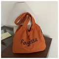 Detail der großen orangefarbenen Stofftasche mit Fanyissa-Aufdruck und Kordelzugverschluss - Orange