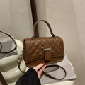 Borsa a mano trapuntata marrone con chiusura in argento e tracolla in pelle fine - Marrone