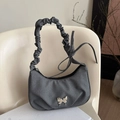 Bolso de hombro denim gris con mariposa plateada y correa de diseño plisado - Negro