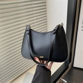 Bolso bandolera de media luna en cuero negro minimalista con logo dorado de moda - Negro