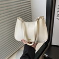 Bolso de hombro minimalista en ecocuero blanco crema con logo dorado y correa ajustable - Blanco
