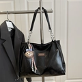 Schwarze Tote-Bag in Lederoptik mit großer Kapazität, Silberkette und Bärenanhänger - Mit Anhänger / Schwarz